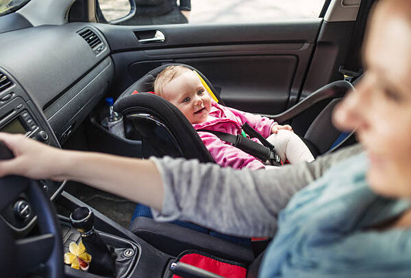 A lejohen fëmijët të ulen në sediljen e përparme të automjetit?