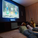 Fëmijët dhe qëndrimi i gjatë i tyre pranë ekraneve televizive