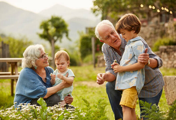 Pesë përparësi të mëdha që kanë fëmijëtë të cilët rriten me gjyshërit