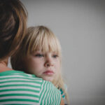 Ankthi i ndarjes tek fëmijët, cilat janë simptomat dhe si të menaxhohet?
